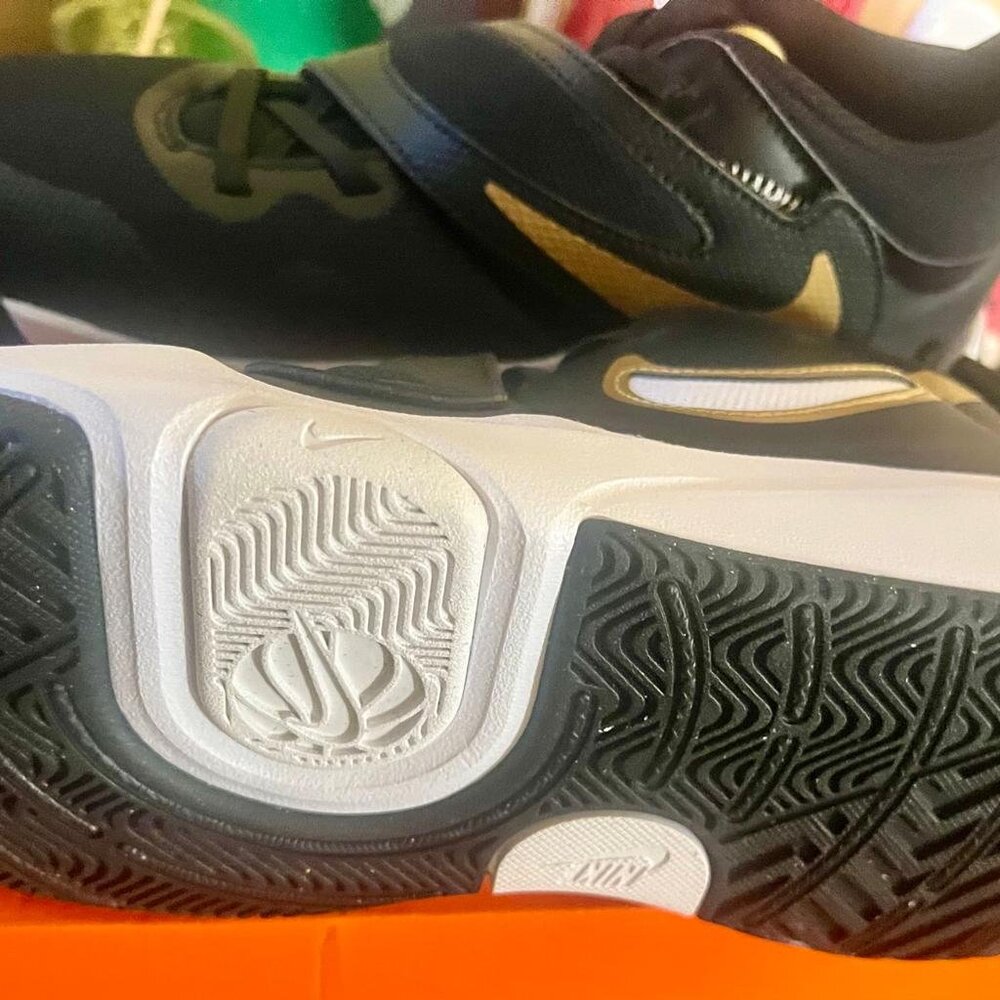 Nike Kids Sneakers 7Y - Team Hustle D11 - Picture 2 of 4